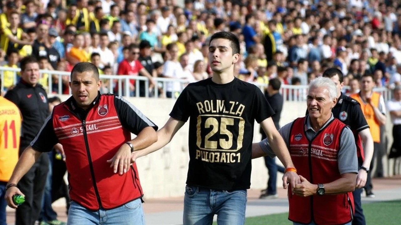 Hatayspor-Fenerbahçe Maçında Galatasaray Formalı Taraftar Sahaya Girdi