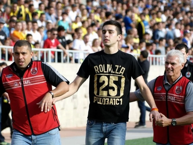Hatayspor-Fenerbahçe Maçında Galatasaray Formalı Taraftar Sahaya Girdi